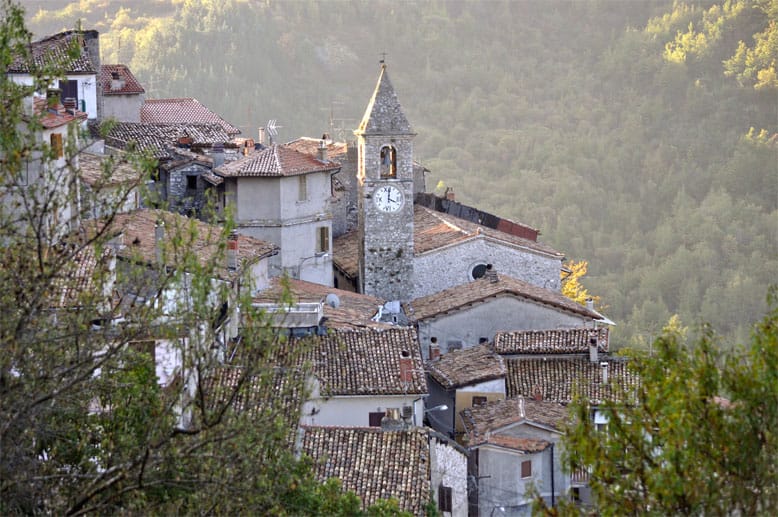 Pittoreske Bergdörfer wie dieses gehören zur Landschaft der Abruzzen wie der Mozzarella zu Caprese.