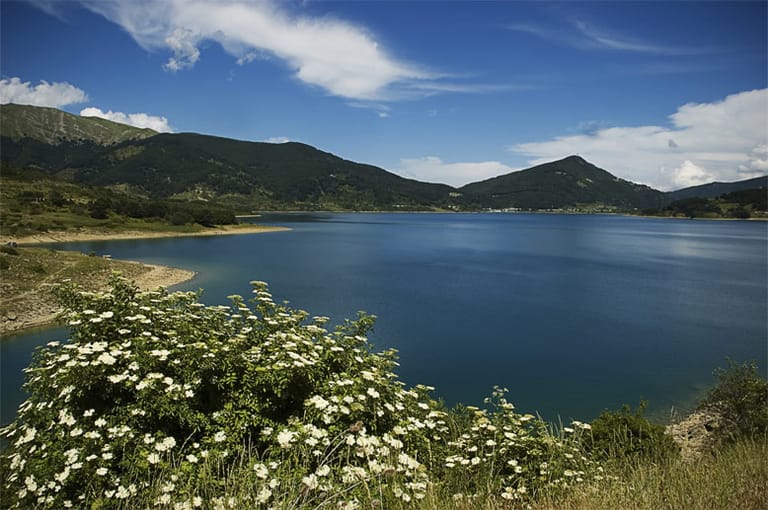 Der Lago di Campotosto ist der größte See in den Abruzzen. Er befindet sich in der Provinz L’Aquilia. Er ist einer der wenigen Seen in Italien, die wegen der im Winter eiskalten Winde sogar vollständig zufriert.