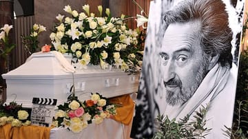 Zahlreiche Prominente und Weggefährten haben am Samstag (11. April) in München Abschied vom verstorbenen Filmemacher Helmut Dietl genommen. Die Trauerfeier war bis zum letzten Moment geheim gehalten worden.