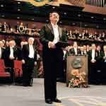 Günter Grass erhielt am 10.12.1999 bei einer feierlichen Zeremonie im Konzerthaus in Stockholm den Nobelpreis für Literatur. Rechts der schwedische König Carl XVI. Gustaf und Prinzessin Lilian.