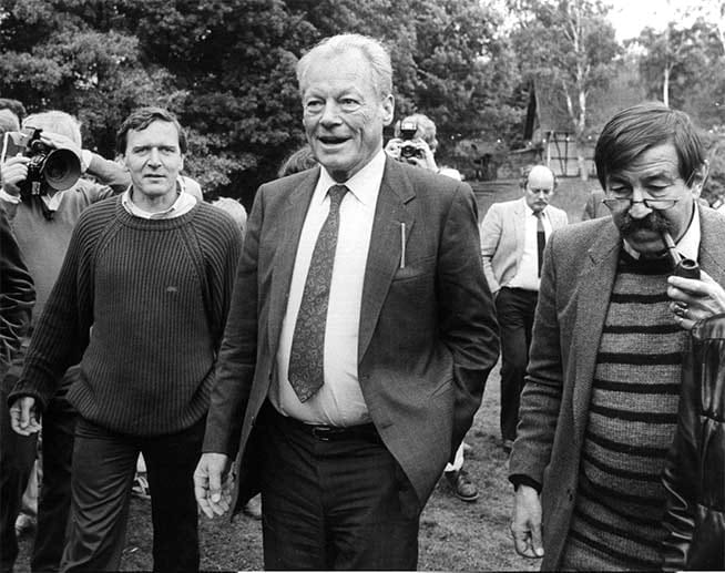 In der Bundesrepublik engagierte sich Grass - hier zu sehen 1985 mit den SPD-Politikern Gerhard Schröder und Willy Brandt - als Gesellschaftskritiker. Seit den 1960er Jahren warb er in Wahlkämpfen für die Sozialdemokraten.