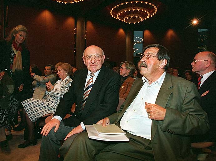Günter Grass - hier mit Literaturkritiker Marcel Reich-Ranicki - schrieb fast ein halbes Jahrhundert nach der "Danziger Trilogie" seine "Erinnerung der Trilogie" mit drei autobiografischen Bänden.