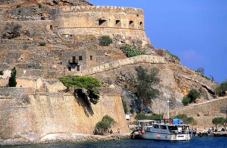 Angst vor Ansteckung trieb die griechische Insel Spinalonga vor Kreta in die Isolation. Anfang des 20. Jahrhunderts bis 1957 war die kleine, felsige Insel eine der letzten Leprakolonien Europas.
