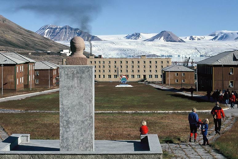 Die ehemalige Minenkolonie Pyramiden dürfte in der Liste der am nördlichst gelegenen Geisterstädte ziemlich weit vorne sein. Die kleine Siedlung auf Spitzbergen diente bis 1998 rund 1000 russischen Kohlearbeitern als Heimat- und Arbeitsstätte.