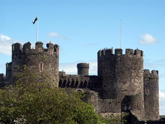 Conwy: Neben dem gleichnamigen Castle aus dem 13. Jahrhundert, das ebenfalls zum Weltkulturerbe zählt, wird das mittelalterliche Marktstädtchen von einer 1,2 Kilometer langen Stadtmauer mit insgesamt 21 Türmen dominiert.