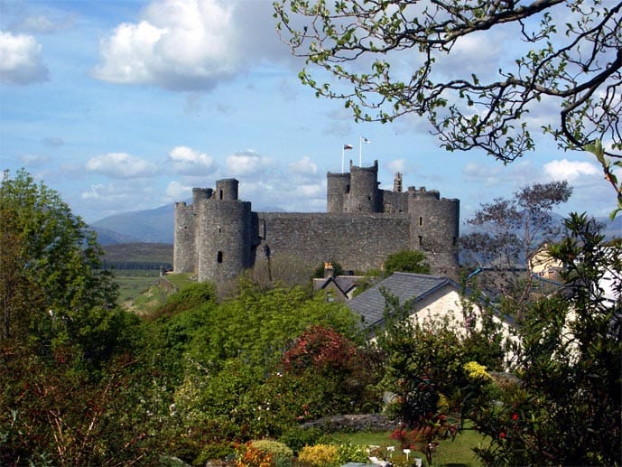 Harlech Castle thront auf einem spitzen Felsen oberhalb der Tremadog Bay.