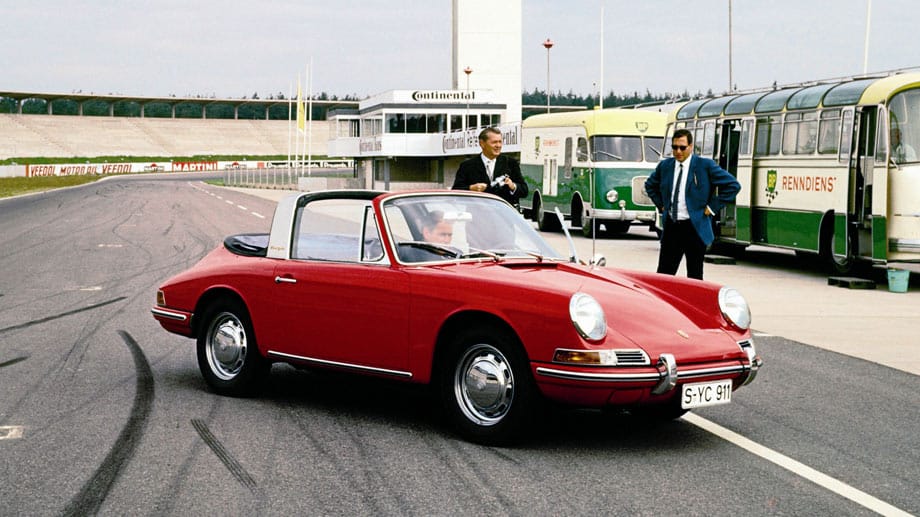 1965 war das Jahr, in dem alle Sportwagenträume wahr wurden. Über 300 Modelle von fast 70 Marken kämpften um die Pole Position auf der Überholspur. Darunter auch der Porsche 911 Targa. Er kombinierte luftiges Fahrvergnügen mit einem Überrollbügel, das "Sicherheits-Cabriolet" war geboren.