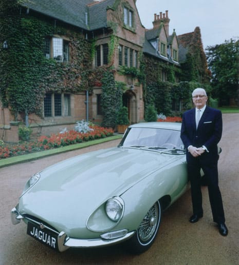 Der Jaguar E-Type mit Unternehmensgründer William Lyons.