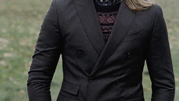 Smarter Look aus einer Kombination mit einem gemusterten Pullover, Hemd und Sakko (Pullover etwa 200, Sakko etwa 400 Euro von Baldessarini).