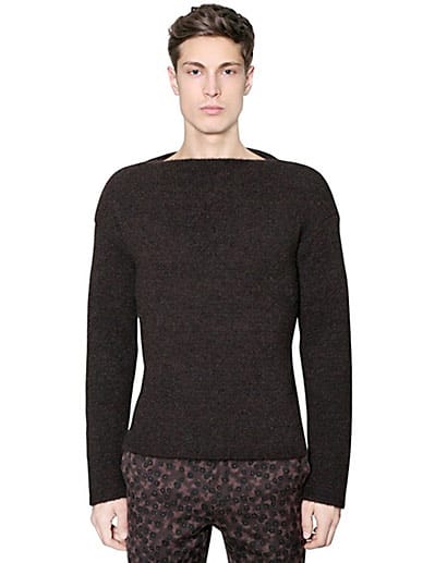 Modernen Lifestyle mit einer Prise Extravaganz beweisen Sie mit dem dunklen Pullover aus einer Mohair-Alpaka-Mischung und U-Boot-Ausschnitt von Salvatore Ferragamo (für 590 Euro über luisaviaroma.com).