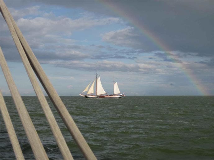 Die Segler haben Glück und können auf dem Ijsselmeer einen Regenbogen sehen.
