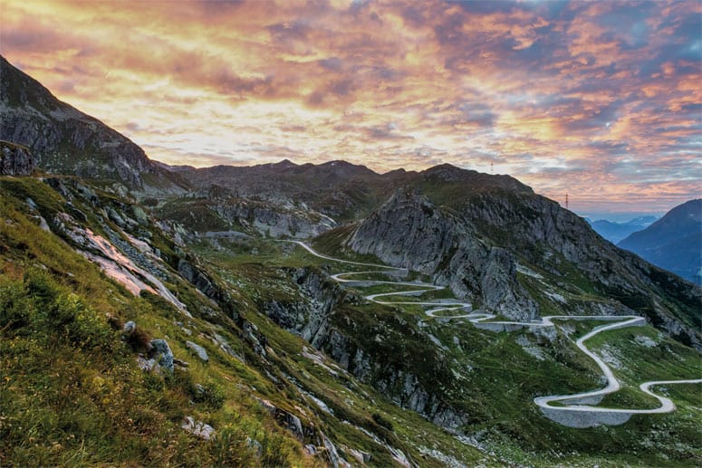 Sonnenaufgang auf dem St. Gotthard. Die Strecke gehört zur neuen Touristenroute "Grand Tour Switzerland".