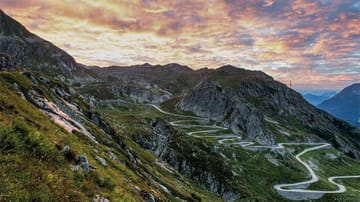 Sonnenaufgang auf dem St. Gotthard. Die Strecke gehört zur neuen Touristenroute "Grand Tour Switzerland".