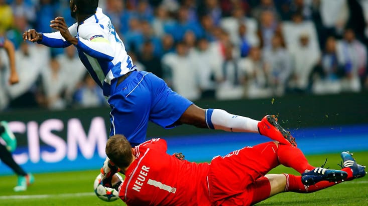 Doch es geht los mit einem Paukenschlag: Nach einem Patzer von Xabi Alonso geht Porto-Stürmer Jackson Martinez (li.) allein auf Manuel Neuer zu, der Weltmeister fällt den Angreifer mit einem Foul.