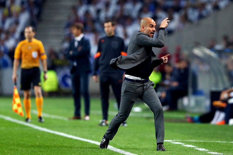 Bayern-Trainer Guardiola gibt energisch Kommandos an der Seitenlinie.