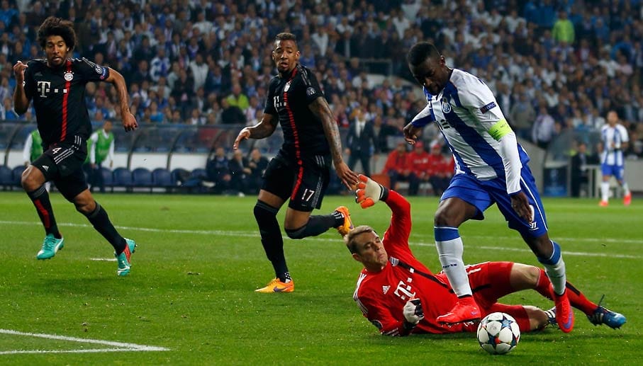 Dann die Entscheidung zugunsten von Porto: Boateng verschätzt sich bei einem hohen Ball, Martinez (re.) umkurvt Neuer und netzt zum 3:1 ein (65.).
