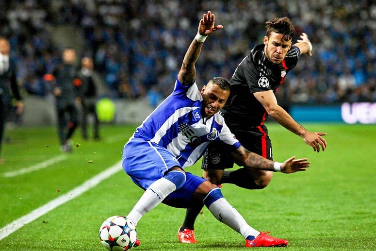 Am Ende behält Portos tapfere Elf um Quaresma (li.) die Oberhand gegen den FC Bayern, der sich das Leben durch schwere Abwehrpatzer selbst schwer machte.
