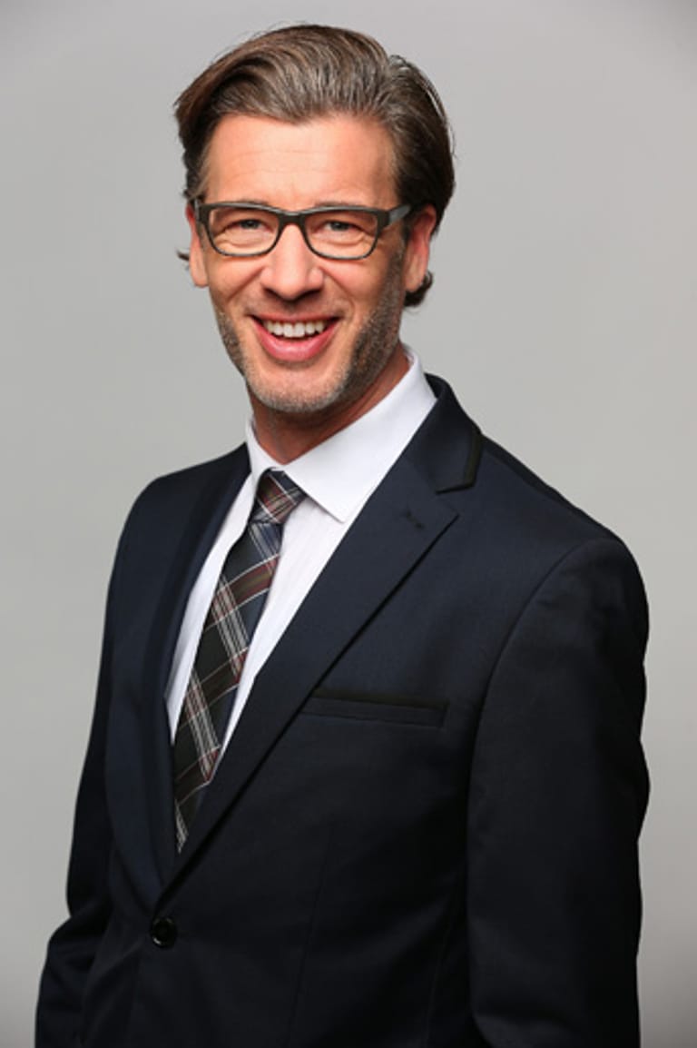 Lars Korten war von 2004 bis 2009 in der ARD-Soap als Graf Leonard von Lahnstein zu sehen. Seit 2015 ist er als Christoph Lukowski in der RTL-Serie "Alles was zählt" zu sehen. In der Soap hat er sich auf eine Affäre mit Vanessa Steinkamp (Julia Augustin) eingelassen.