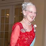 Am Vorabend ihres 75. Geburtstags gab Königin Margrethe II. von Dänemark ein großes Galadinner in Kopenhagen. In einer knallroten Abendrobe war die Monarchin der Hingucker des Abends. Auf die Anwesenheit ihres Gatten Henrik musste sie allerdings verzichten - er lag mit einer Grippe im Bett.