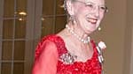 Am Vorabend ihres 75. Geburtstags gab Königin Margrethe II. von Dänemark ein großes Galadinner in Kopenhagen. In einer knallroten Abendrobe war die Monarchin der Hingucker des Abends. Auf die Anwesenheit ihres Gatten Henrik musste sie allerdings verzichten - er lag mit einer Grippe im Bett.
