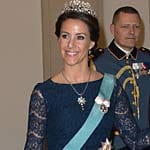 Ihre Schwägerin Prinzessin Marie, Ehefrau von Prinz Joachim, hatte sich für eine Spitzenrobe in dunklem Blau entschieden.
