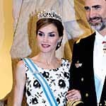 Königin Letizia von Spanien betörte in einem ärmellosen weißen Kleid mit Blütenmuster.