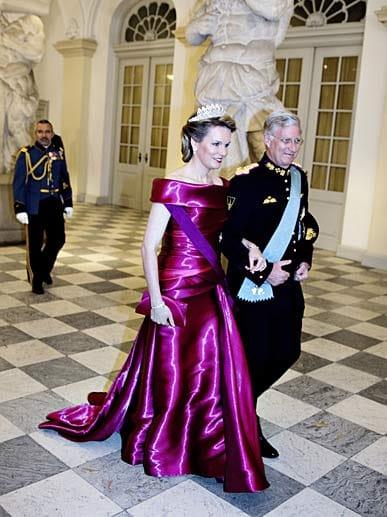 Ein echter Hingucker war Königin Mathilde von Belgien, die Arm in Arm mit Ehemann Philippe zum Galadinner erschien. In ihrer fuchsiafarbenen Robe mit Carmen-Ausschnitt zog sie alle Blicke auf sich.