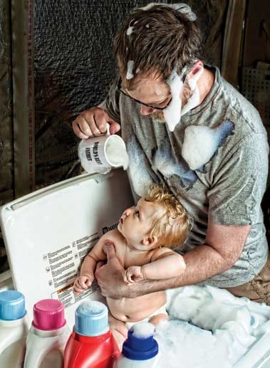 Mann und Technik: Papa Engledow weiß sich zu helfen, wenn es um Reinlichkeit geht. Immer dabei seine Statement-Tasse "World's Best Father".