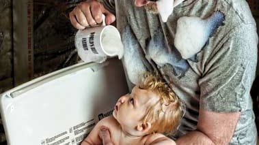 Mann und Technik: Papa Engledow weiß sich zu helfen, wenn es um Reinlichkeit geht. Immer dabei seine Statement-Tasse "World's Best Father".