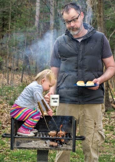 Papa und Tochter sind ganz entspannt beim BBQ.
