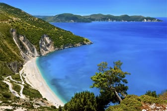 Myrtos ist einer der schönsten Strände Griechenlands, gelegen im Nordwesten der Ionischen Insel Kefalonia.