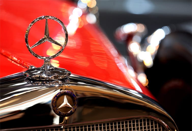 Die Klassiker-Abteilungen vieler Autobauer setzten die Oldtimer aufwändig in Szene wie etwa Mercedes.
