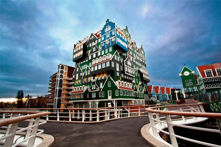 "Zusammengewürfelt" beschreibt das Design des "Inntel Hotels Amsterdam Zaandam" ganz gut. Auch viele der Zimmer sind individuell gestaltet.