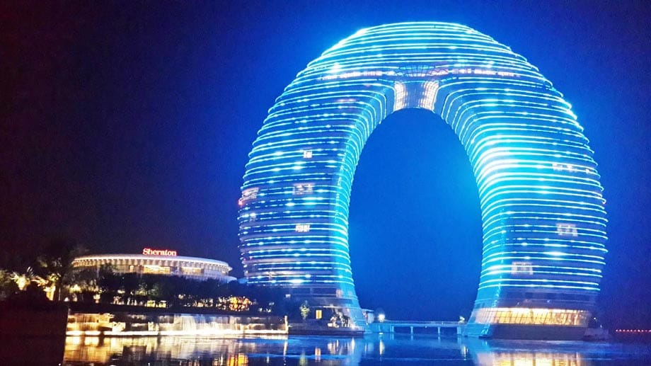 Das "Sheraton Huzhou Hot Spring Resort" ragt wie ein riesiger Donut aus dem See Taihu auf. Nachts gibt es regelmäßig eine Lightshow.