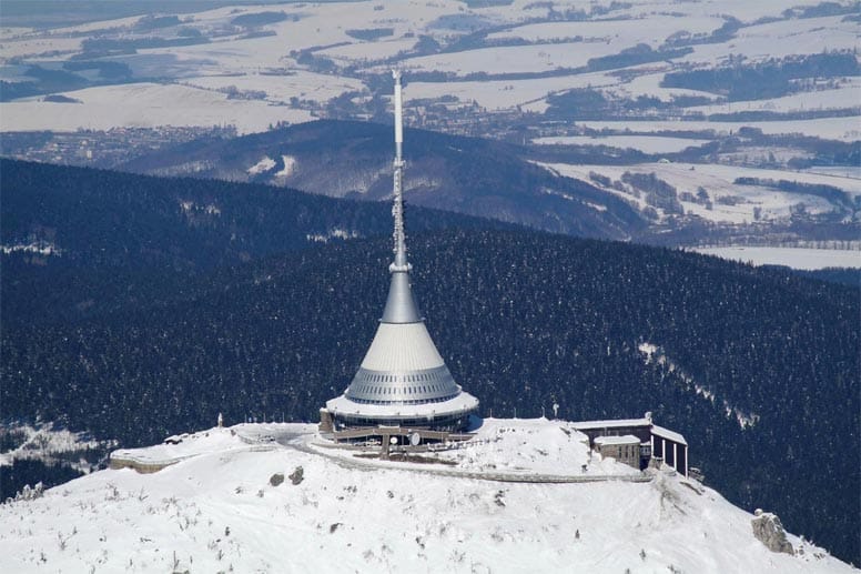 Das "Hotel Jested" auf dem Gipfel des gleichnamigen Berges in Tschechien erinnert mit seiner 1960er Jahre Architektur an die Unterschlüpfe der Bösewichte in alten James-Bond-Filmen.