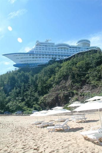 Skurriler Anblick: Das "Sun Cruise Resort" ist ein stationäres Hotel, sieht aber aus wie ein riesiges Kreuzfahrtschiff.
