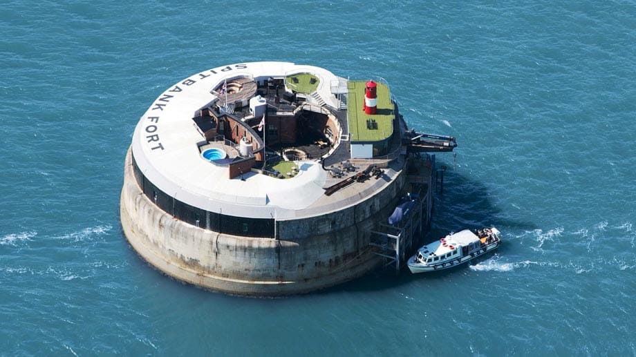 Vor der englischen Küste bei Portsmouth kaufte ein Investor die historische Seefestung "Spitbank Fort" im Ärmelkanal und verwandelte sie in ein exklusives Resort.