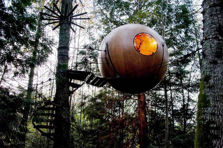 Die kugelförmigen Baumhäuser der "Free Spirit Spheres" hängen auf dem kanadischen Vancouver Island und wiegen sich sanft im Wind.