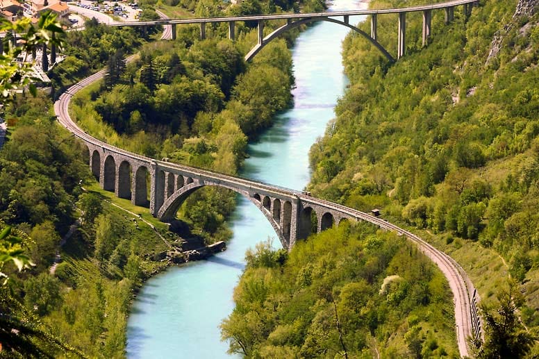 Mehrere Brücken führen durch das Tal und über den Fluss, an dem einst so viele Menschen ihr Leben verloren.