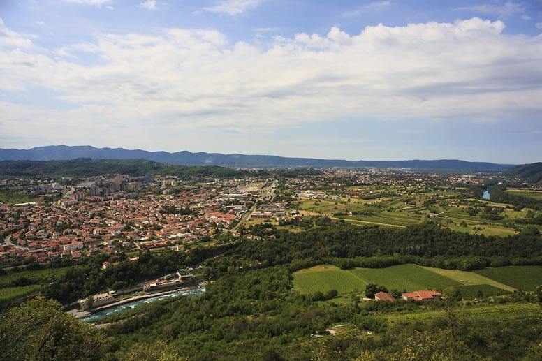 Görz (Gorizia) liegt auf der italienischen Seite genau gegenüber von Neu-Görz (Nova Gorica) in Slowenien. Die Soča fließt erst durch Görz, dann über die Grenze und schließlich an Neu-Görz vorbei.