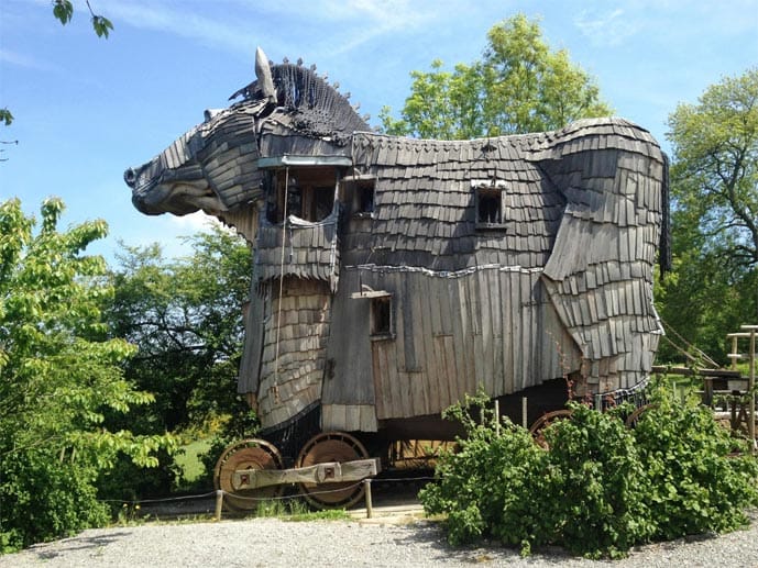 Wie im Märchen fühlen sich Besucher im "La Balade des Gnomes" in Belgien. Ein Höhepunkt ist eine Suite in einem selbstgebauten Trojanischen Pferd im Garten.