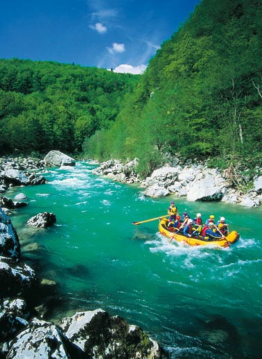 Rafting ist eine beliebte Aktivität auf dem Fluss.
