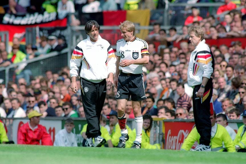 1995 folgt der nächste Karriereschritt: Der am 12. August 1942 geborene Müller-Wohlfahrt übernimmt die ärztliche Betreuung der deutschen Nationalmannschaft, die er auch heute noch behandelt.