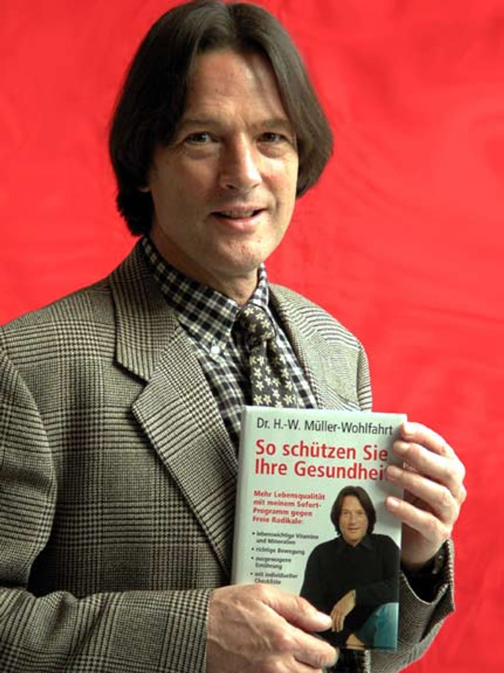 Müller-Wohlfahrt beschränkt sich nicht nur auf seinen Job als Orthopäde und Sportmediziner. Als Autor bringt er gleich mehrere Bücher auf den Markt. Zudem ist er an einem Unternehmen beteiligt, das Nahrungsergänzungsmittel vertreibt.