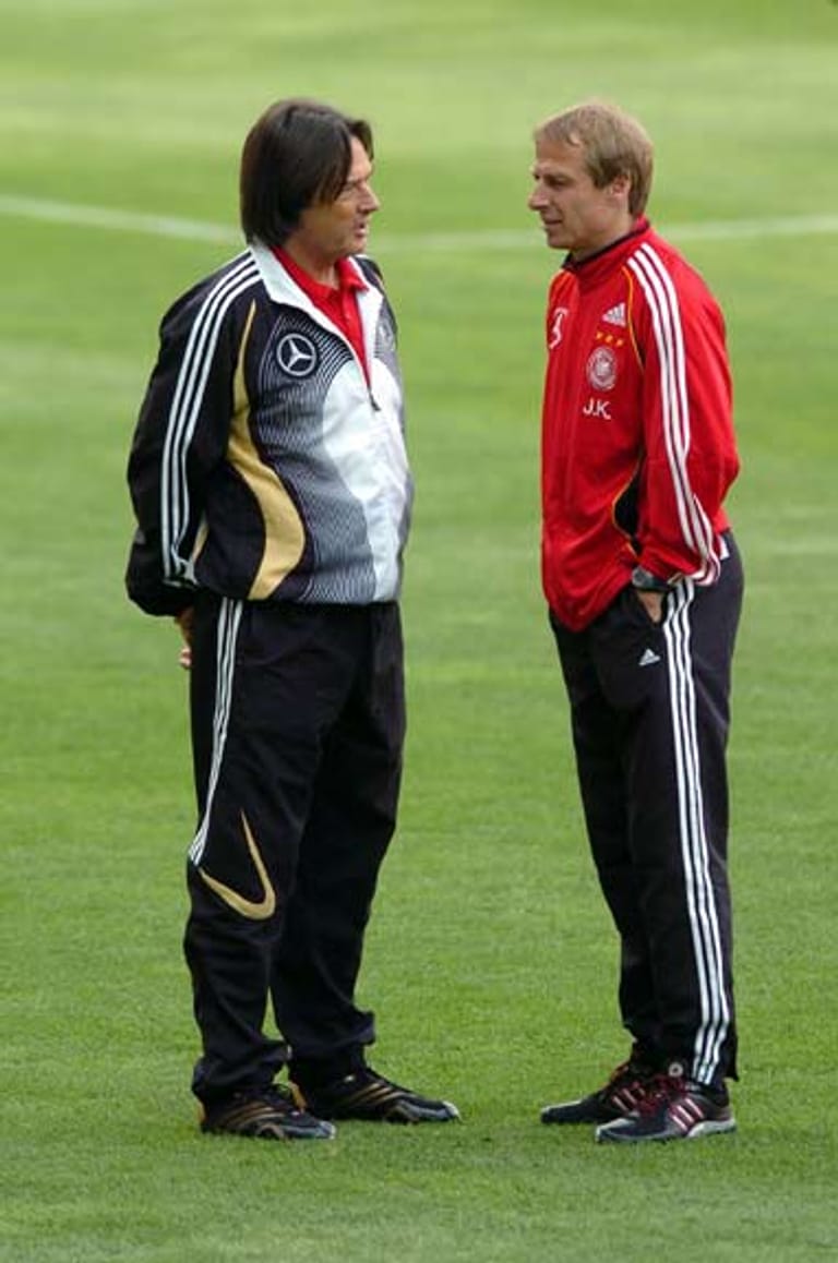 Als Jürgen Klinsmann 2008 beim FC Bayern anheuert, sind die Dienste von Müller-Wohlfahrt beim FC Bayern nicht mehr gefragt. Klinsmann will einen Arzt am Vereinsgelände und bekommt einen. Offiziell wird Müller-Wohlfahrt damals die Doppelbelastung mit Bayern und seiner Praxis zu viel. Als das unglückliche Kapitel Klinsmann nach nur zehn Monaten wieder vorbei ist, kehrt der Arzt unter dem neuen Trainer Jupp Heynckes prompt zurück.