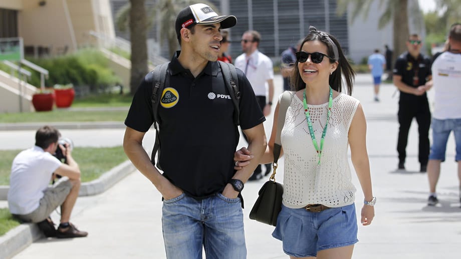 Auch Lotus-Pilot Pastor Maldonado und seine Freundin Gabriella Tarkany gönnen sich einen Spaziergang.