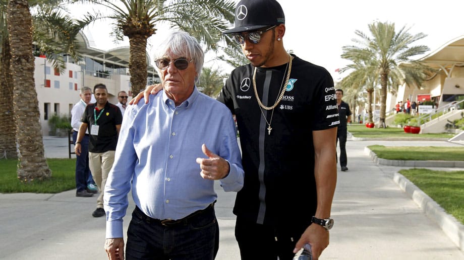 F1-Boss Bernie Ecclestone (li.) und Weltmeister Lewis Hamilton schlendern über das Gelände des Bahrain International Circuit.