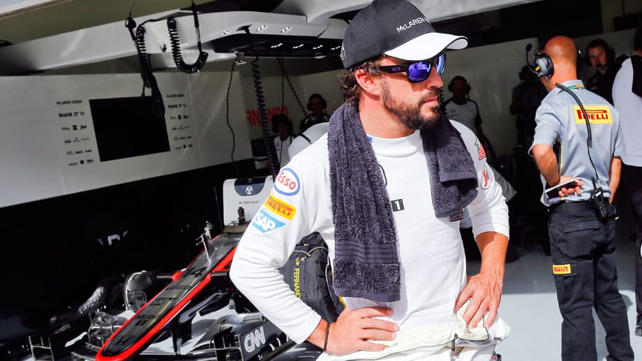 Buttons Teamkollege Fernando Alonso schützt sich mit einem Handtuch gegen die Hitze.