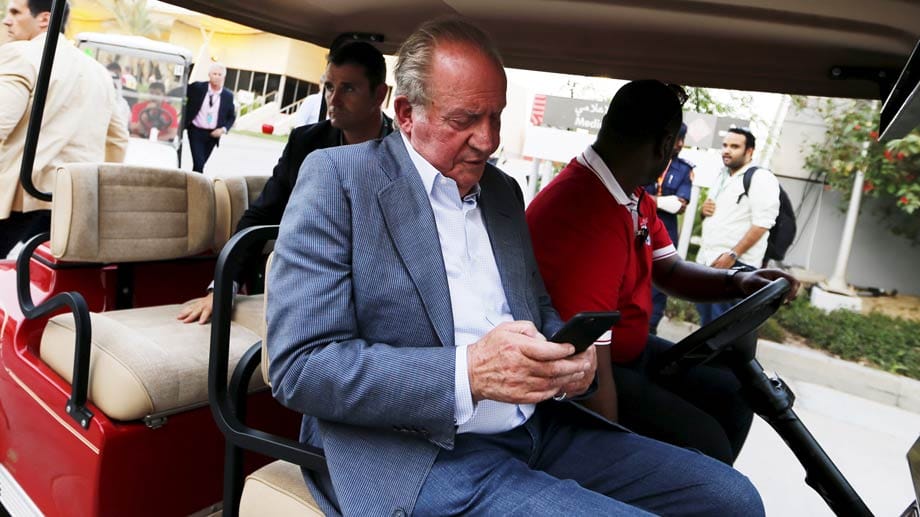 Berühmter Landsmann: Der ehemalige spanische König Juan Carlos checkt sein Smartphone.