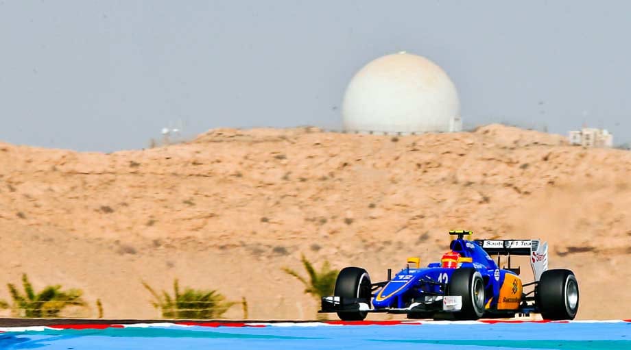 Wenn die Formel 1 in Bahrain Station macht, sieht es ein wenig nach einer Mondexpedition aus.